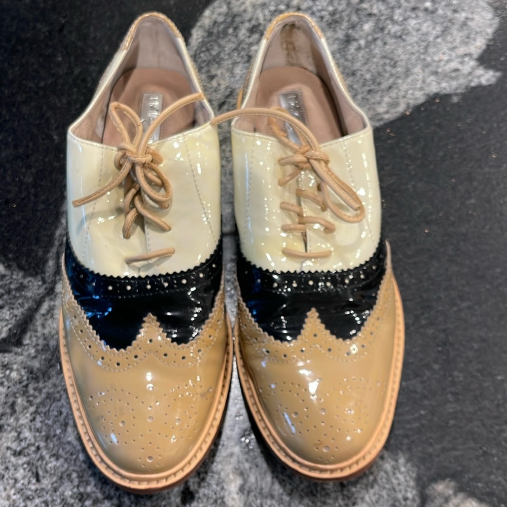 Women’s pat and leather Halogen saddle shoes shoes. Black/cream/ran